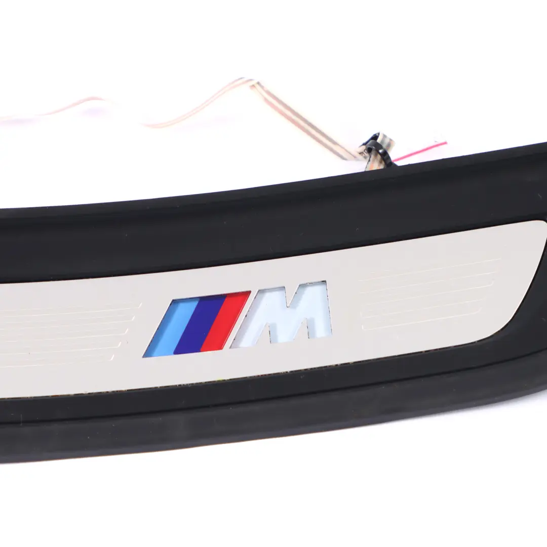 Pannello copertura ingresso illuminato porta posteriore destra per BMW G30 M Sport con numero di parte 8064906 BMW G30 M Sport Pannello copertura ingresso illuminato porta posteriore destra - SKU 8064906-1 - Numero di parte 8064906