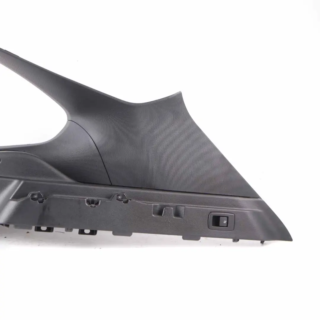 Tapa C D Pilar Derecho Panel Negro para BMW X1 F48 con número de pieza 8065088 BMW X1 F48 Tapa C D Pilar Derecho Panel Negro - SKU 8065088 - Número de pieza 8065088