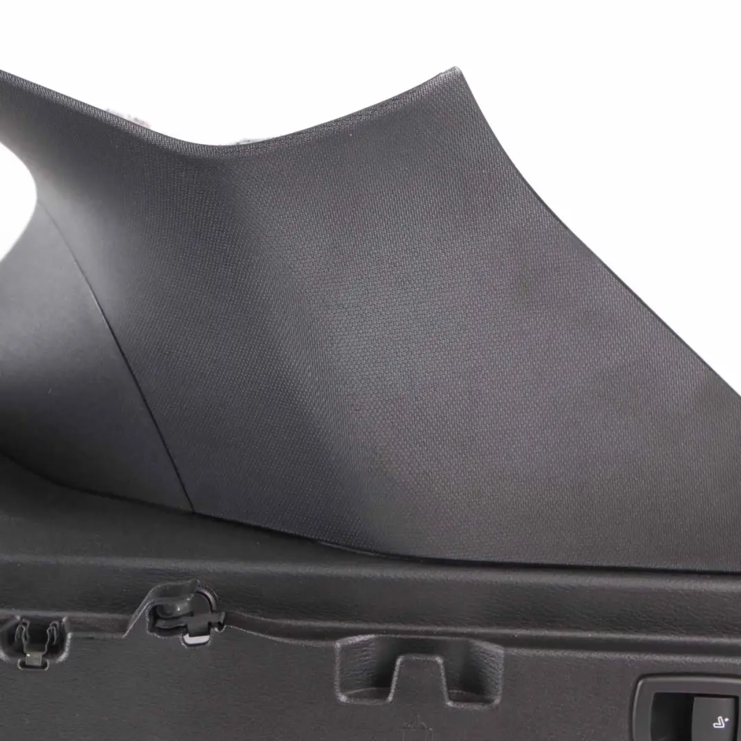 Tapa C D Pilar Derecho Panel Negro para BMW X1 F48 con número de pieza 8065088 BMW X1 F48 Tapa C D Pilar Derecho Panel Negro - SKU 8065088 - Número de pieza 8065088