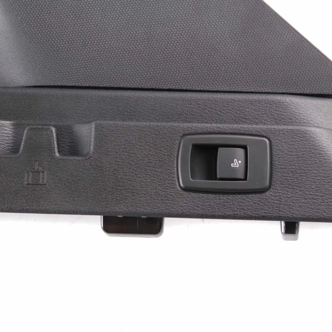 Tapa C D Pilar Derecho Panel Negro para BMW X1 F48 con número de pieza 8065088 BMW X1 F48 Tapa C D Pilar Derecho Panel Negro - SKU 8065088 - Número de pieza 8065088