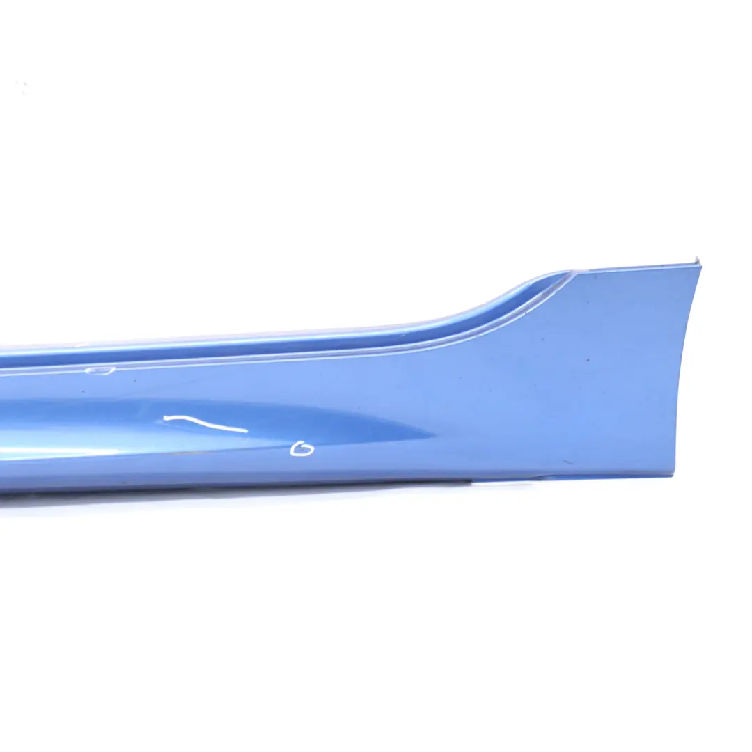 davanzale sinistro gonna laterale Estorilblau Blu - B45 per BMW F46 GT M Sport con numero di parte 8067075 BMW F46 GT M Sport davanzale sinistro gonna laterale Estorilblau Blu - B45 - SKU 8067075-EB - Numero di parte 8067075