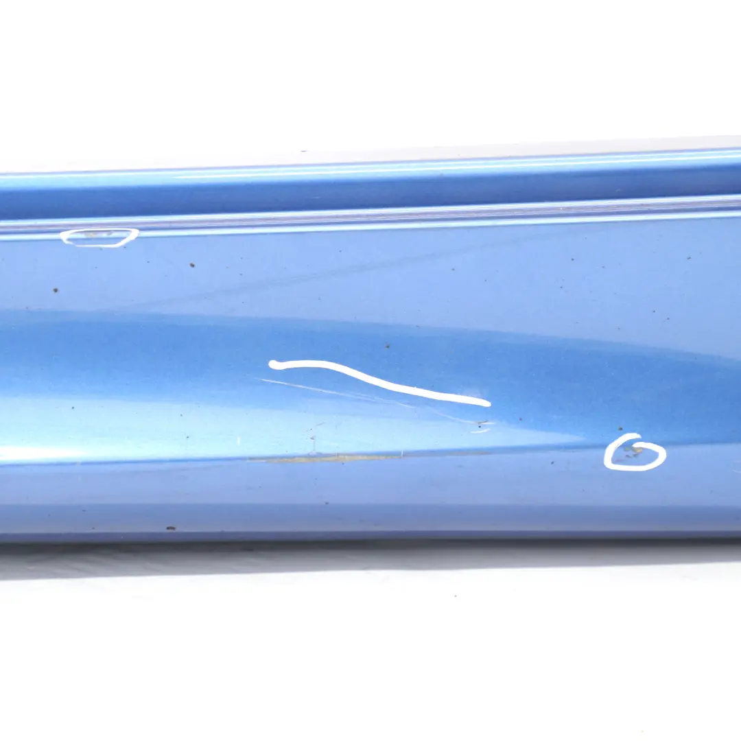 davanzale sinistro gonna laterale Estorilblau Blu - B45 per BMW F46 GT M Sport con numero di parte 8067075 BMW F46 GT M Sport davanzale sinistro gonna laterale Estorilblau Blu - B45 - SKU 8067075-EB - Numero di parte 8067075