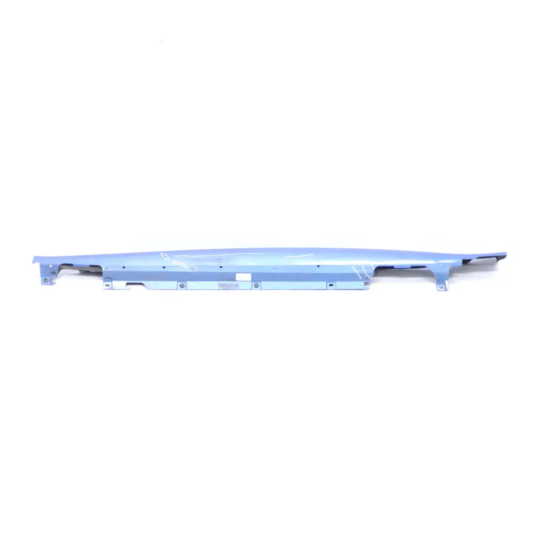 davanzale sinistro gonna laterale Estorilblau Blu - B45 per BMW F46 GT M Sport con numero di parte 8067075 BMW F46 GT M Sport davanzale sinistro gonna laterale Estorilblau Blu - B45 - SKU 8067075-EB - Numero di parte 8067075
