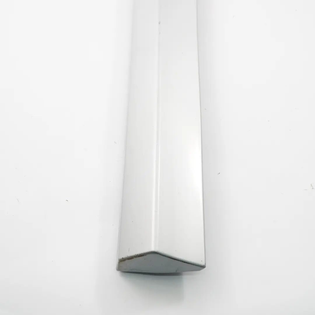 Moldura puerta trasera derecha Glaciar Plata 8060274 para BMW X1 F48 M Sport con número de pieza 8067708 BMW X1 F48 M Sport Moldura puerta trasera derecha Glaciar Plata 8060274 - SKU 8067708-GSB - Número de pieza 8067708