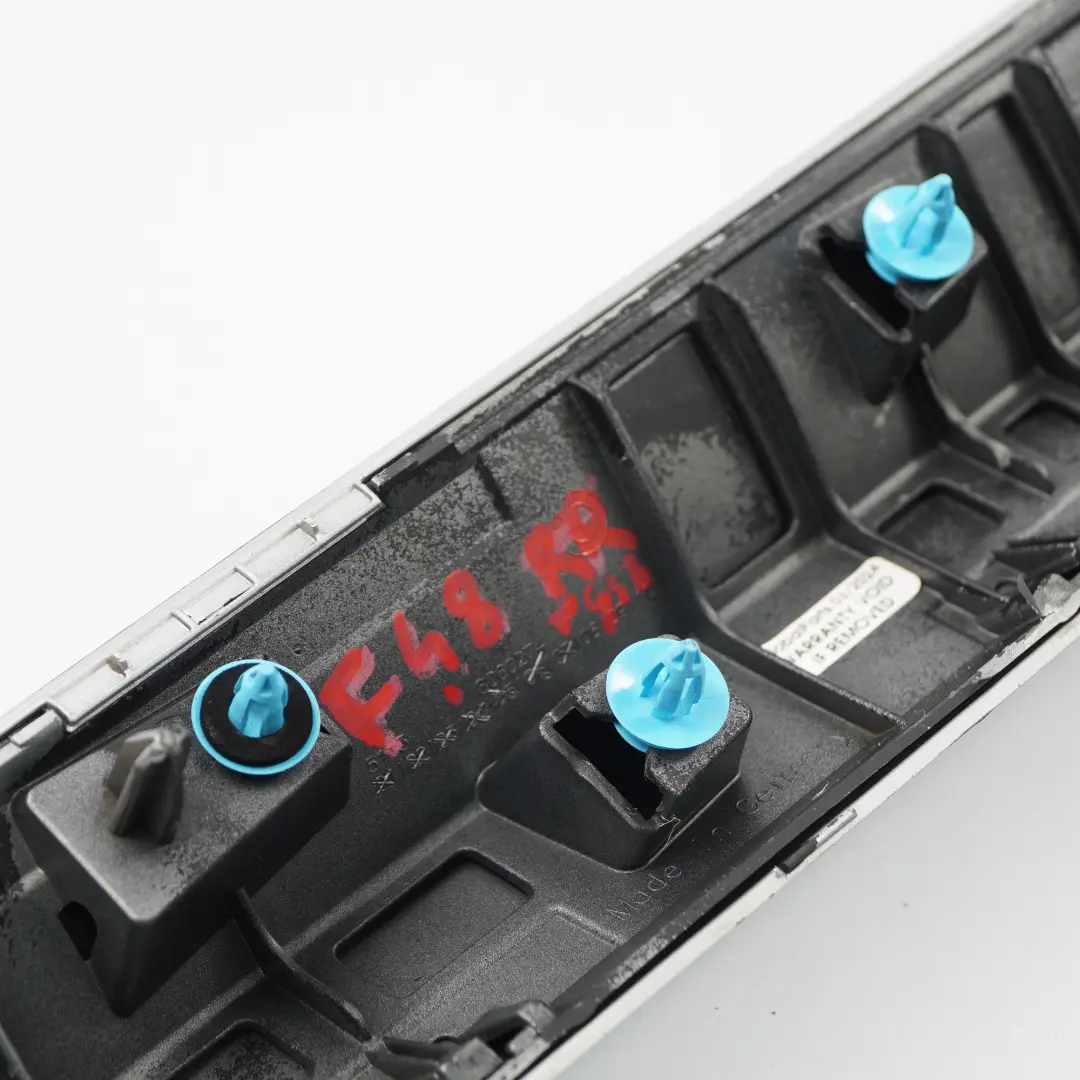 Moldura puerta trasera derecha Glaciar Plata 8060274 para BMW X1 F48 M Sport con número de pieza 8067708 BMW X1 F48 M Sport Moldura puerta trasera derecha Glaciar Plata 8060274 - SKU 8067708-GSB - Número de pieza 8067708