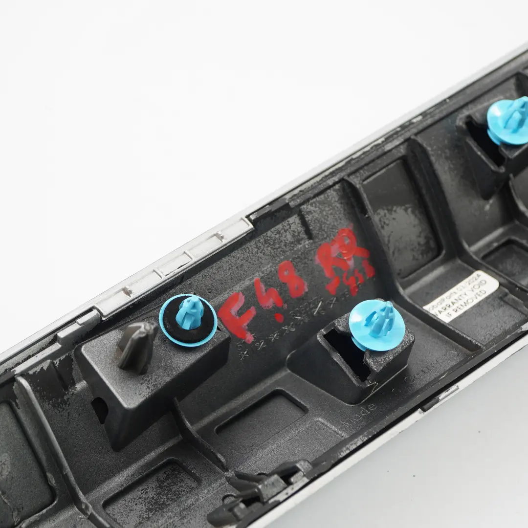 Moldura puerta trasera derecha Glaciar Plata 8060274 para BMW X1 F48 M Sport con número de pieza 8067708 BMW X1 F48 M Sport Moldura puerta trasera derecha Glaciar Plata 8060274 - SKU 8067708-GSB - Número de pieza 8067708