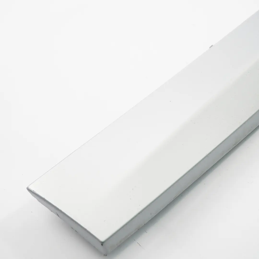 Moldura puerta trasera derecha Glaciar Plata 8060274 para BMW X1 F48 M Sport con número de pieza 8067708 BMW X1 F48 M Sport Moldura puerta trasera derecha Glaciar Plata 8060274 - SKU 8067708-GSB - Número de pieza 8067708