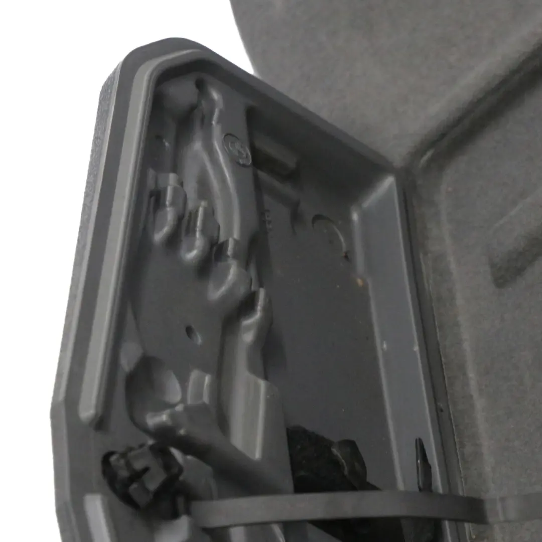 Osłona Tapicerka Klapy Pokrywy Bagażnika Grafit do BMW E38 o numerze 8125965 BMW E38 Osłona Tapicerka Klapy Pokrywy Bagażnika Grafit - SKU 8125965 - Numer Części 8125965