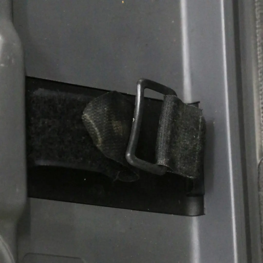 Osłona Tapicerka Klapy Pokrywy Bagażnika Grafit do BMW E38 o numerze 8125965 BMW E38 Osłona Tapicerka Klapy Pokrywy Bagażnika Grafit - SKU 8125965 - Numer Części 8125965