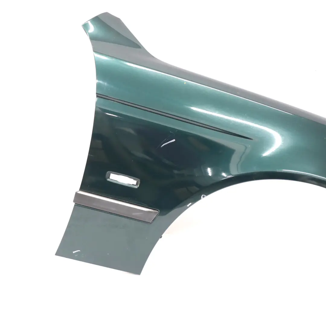 Pannello laterale anteriore destro Parafango Oxford Green Metallic 430 per BMW E39 con numero di parte 8162134 BMW E39 Pannello laterale anteriore destro Parafango Oxford Green Metallic 430 - SKU 8162134-OXF - Numero di parte 8162134