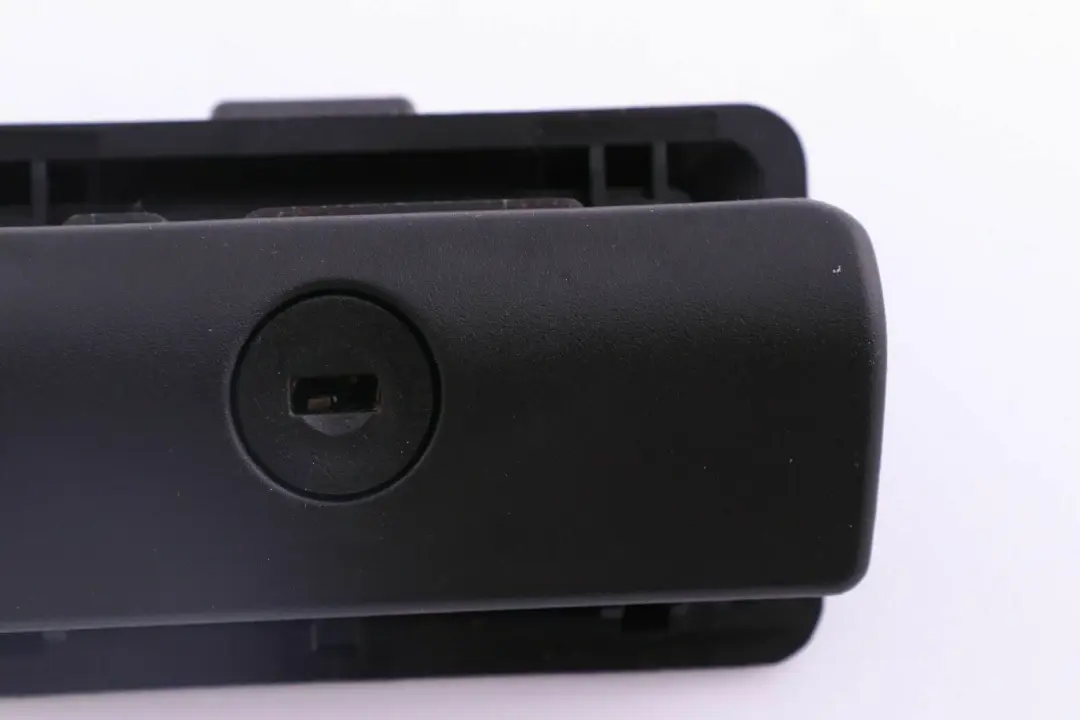 Chiusura Vano Portaoggetti Parte Inferiore Nero per BMW 2 E39 E46 con numero di parte 8163018 BMW 2 E39 E46 Chiusura Vano Portaoggetti Parte Inferiore Nero - SKU 8163018-2 - Numero di parte 8163018