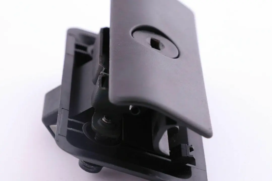 Chiusura Vano Portaoggetti Parte Inferiore Nero per BMW 2 E39 E46 con numero di parte 8163018 BMW 2 E39 E46 Chiusura Vano Portaoggetti Parte Inferiore Nero - SKU 8163018-2 - Numero di parte 8163018