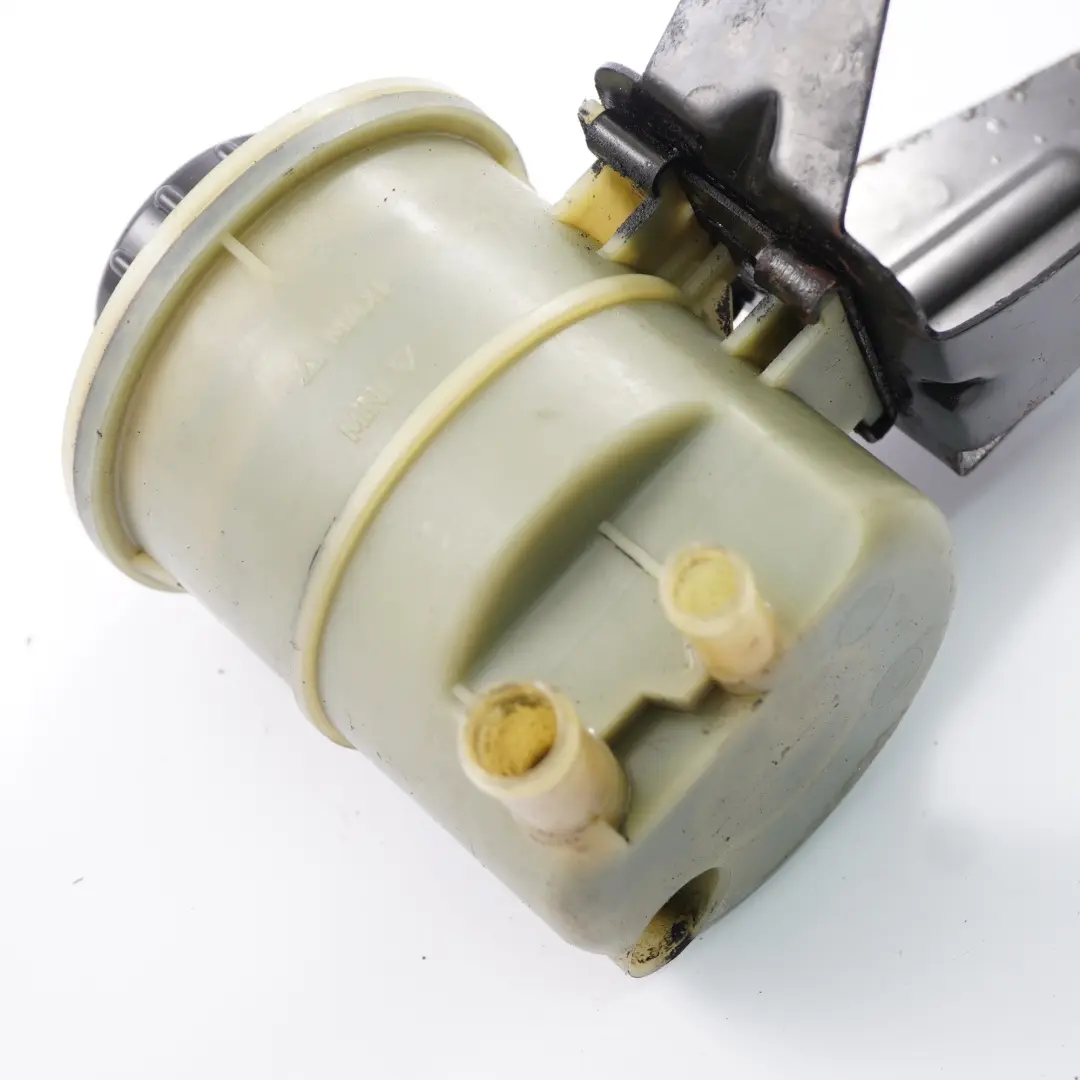 Soporte de depósito de líquido dirección asistida para Renault Master II con número de pieza 8200005185 Renault Master II Soporte de depósito de líquido dirección asistida - SKU 8200005185 - Número de pieza 8200005185