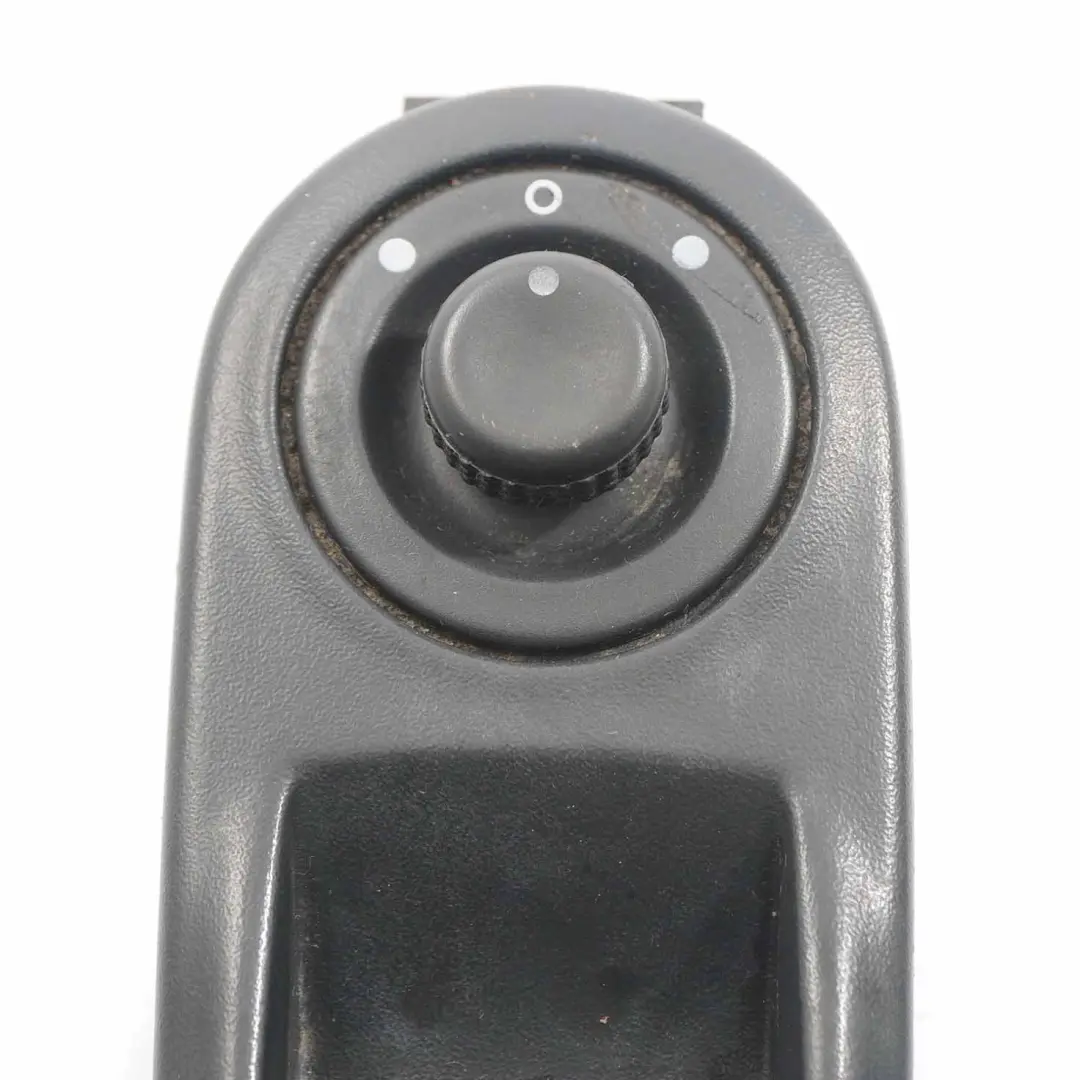 Interrupteur lève-vitre côté conducteur Panneau pour Renault Trafic à propos du numéro de pièce 8200011867 Renault Trafic Interrupteur lève-vitre côté conducteur Panneau - SKU 8200011867 - Numéro de pièce 8200011867