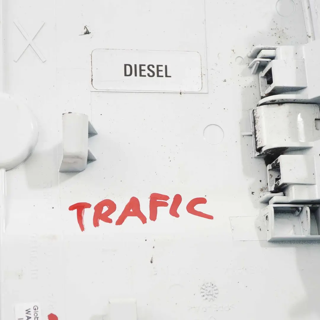 Panneau d'habillage carburant Casa White - D31 pour Renault Trafic II à propos du numéro de pièce 8200023826 Renault Trafic II Panneau d'habillage carburant Casa White - D31 - SKU 8200023826 - Numéro de pièce 8200023826