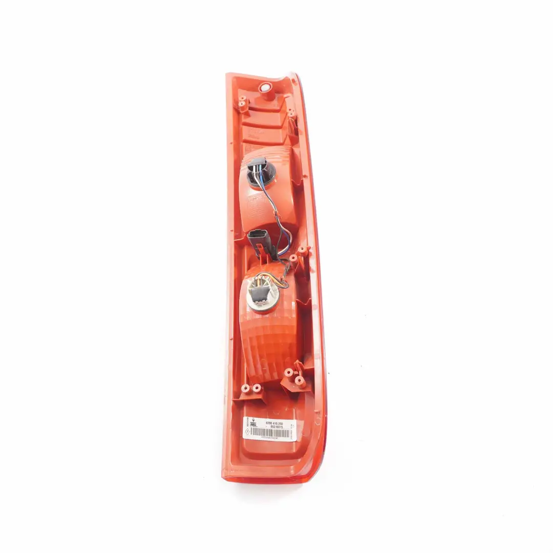  Feu arrière Renault Trafic Opel Vivaro Feu arrière gauche - SKU 8200415250 - Numéro de pièce 8200415250