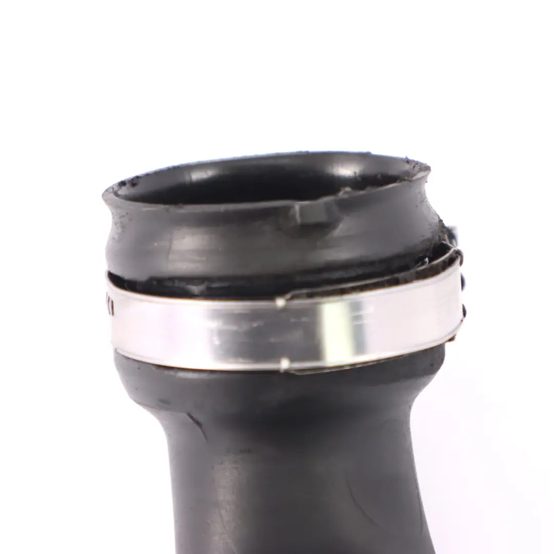 Tubo aria intercooler per Renault Trafic II Vivaro B 2.0 DCI Turbo con numero di parte 8200470985 Renault Trafic II Vivaro B 2.0 DCI Turbo Tubo aria intercooler - SKU 8200470985 - Numero di parte 8200470985