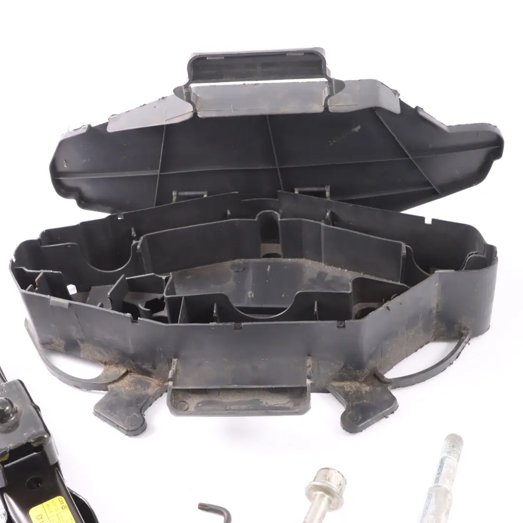 Juego Herramientas Llave Gancho Jack para Renault Trafic Opel Vivaro con número de pieza 8200727771 Renault Trafic Opel Vivaro Juego Herramientas Llave Gancho Jack - SKU 8200727771-1 - Número de pieza 8200727771