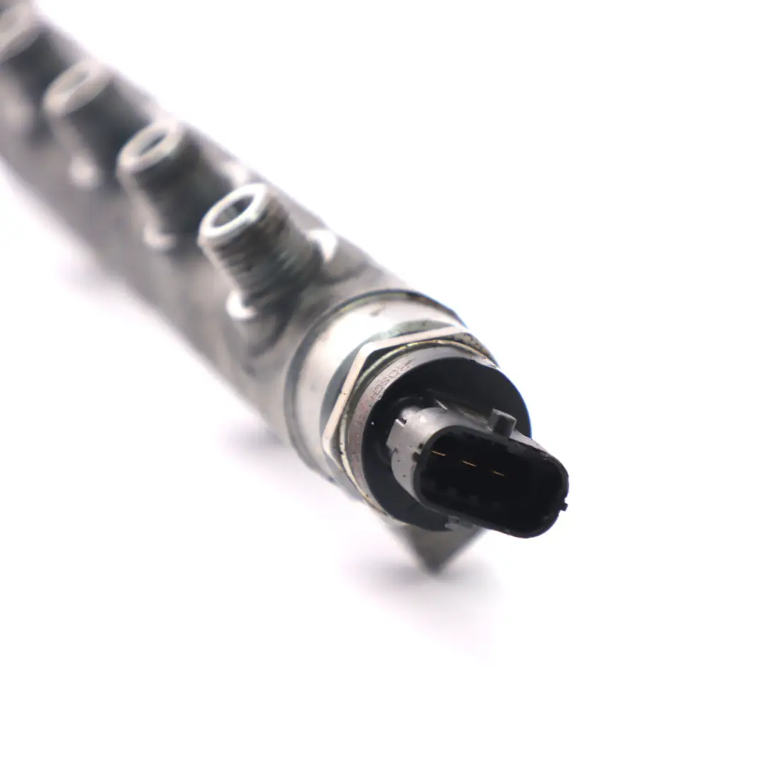 Rail d'injecteur de carburant pour Renault Trafic II Vivaro A 2.0 DCI CDTI à propos du numéro de pièce 8200842432 Renault Trafic II Vivaro A 2.0 DCI CDTI Rail d'injecteur de carburant - SKU 8200842432 - Numéro de pièce 8200842432