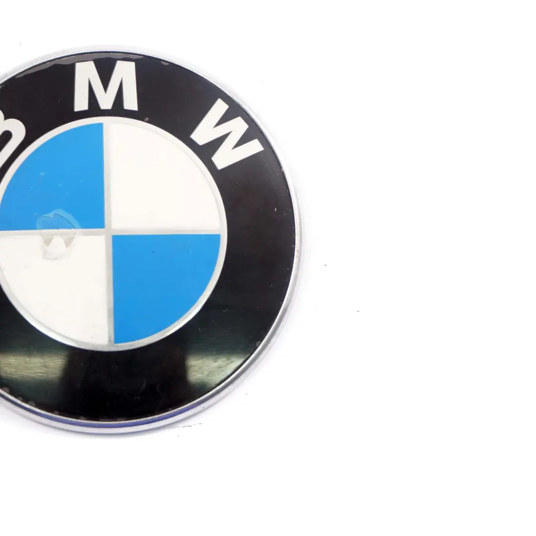 Emblema Placa Embellecedor Tapa Maletero Negro para BMW E39 E46 con número de pieza 8203864 BMW E39 E46 Emblema Placa Embellecedor Tapa Maletero Negro - SKU 8203864-1 - Número de pieza 8203864