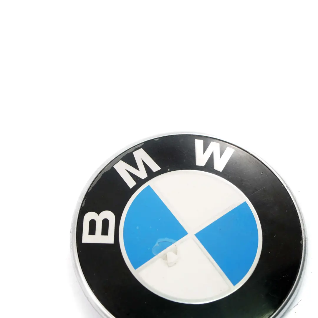 Emblema Placca Stivale Distintivo Coperchio Tronco Nero per BMW E39 E46 con numero di parte 8203864 BMW E39 E46 Emblema Placca Stivale Distintivo Coperchio Tronco Nero - SKU 8203864-1 - Numero di parte 8203864