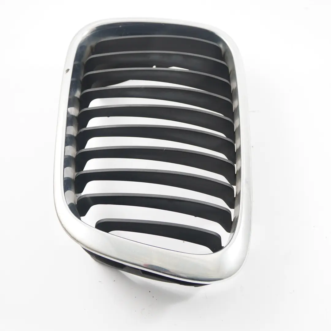 Paraurti anteriore Griglia centrale sinistra Cromo per BMW Serie 3 E46 con numero di parte 8208489 BMW Serie 3 E46 Paraurti anteriore Griglia centrale sinistra Cromo - SKU 8208489 - Numero di parte 8208489