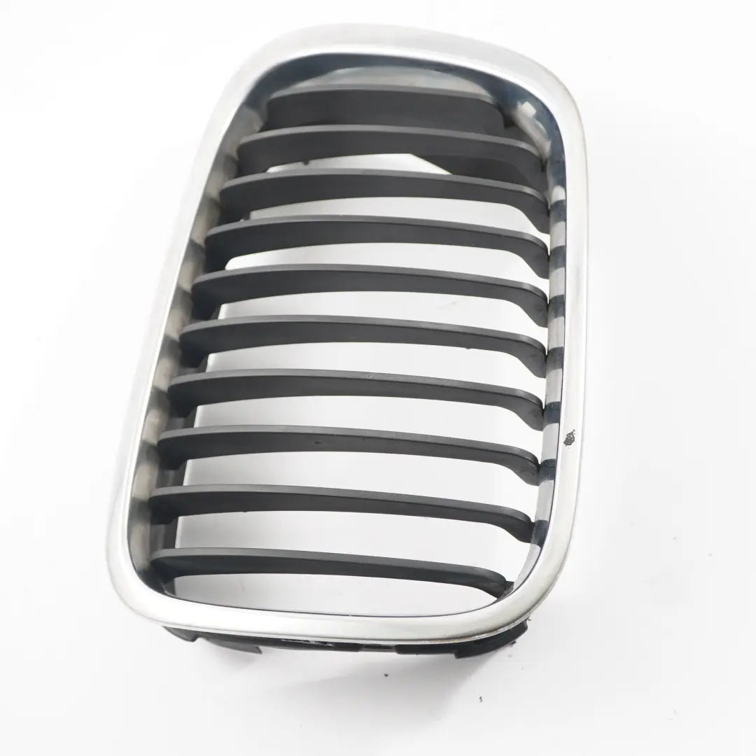 Parachoques Delantero Rejilla Central Izquierda Cromado para BMW Serie 3 E46 con número de pieza 8208489 BMW Serie 3 E46 Parachoques Delantero Rejilla Central Izquierda Cromado - SKU 8208489 - Número de pieza 8208489