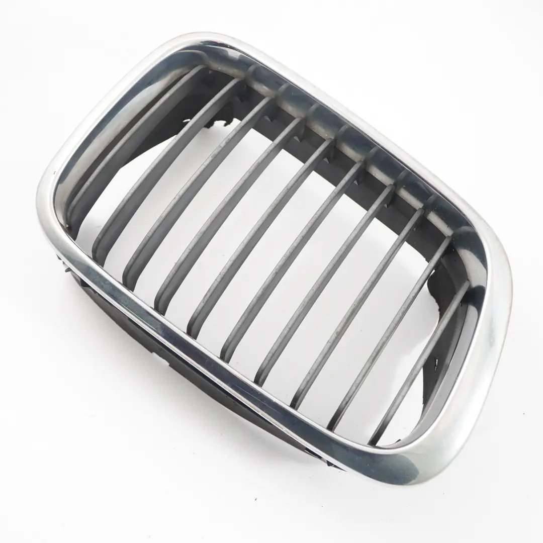 Parachoques Delantero Rejilla Central Derecha Cromo para BMW Serie 3 E46 con número de pieza 8208490 BMW Serie 3 E46 Parachoques Delantero Rejilla Central Derecha Cromo - SKU 8208490 - Número de pieza 8208490