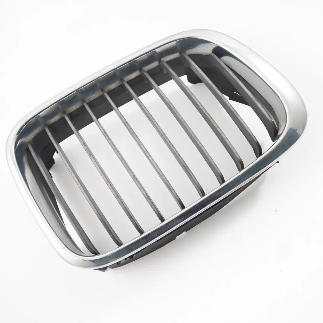 BMW 3er E46 Frontstoßstange Mitte Kühlergrill Rechts Chrom - SKU 8208490 - Teilenummer 8208490