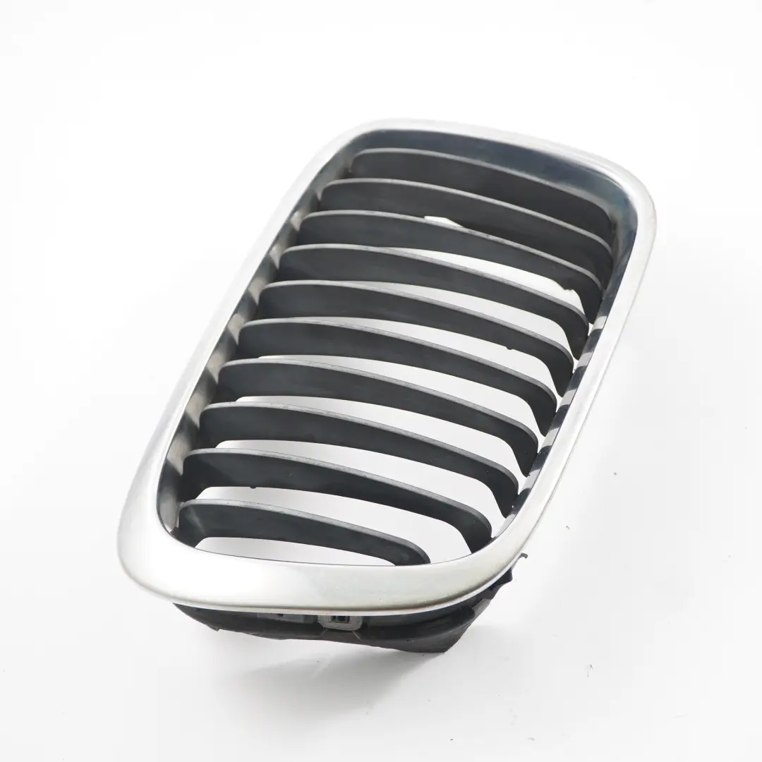 Paraurti anteriore Griglia centrale destra Cromo per BMW Serie 3 E46 con numero di parte 8208490 BMW Serie 3 E46 Paraurti anteriore Griglia centrale destra Cromo - SKU 8208490 - Numero di parte 8208490