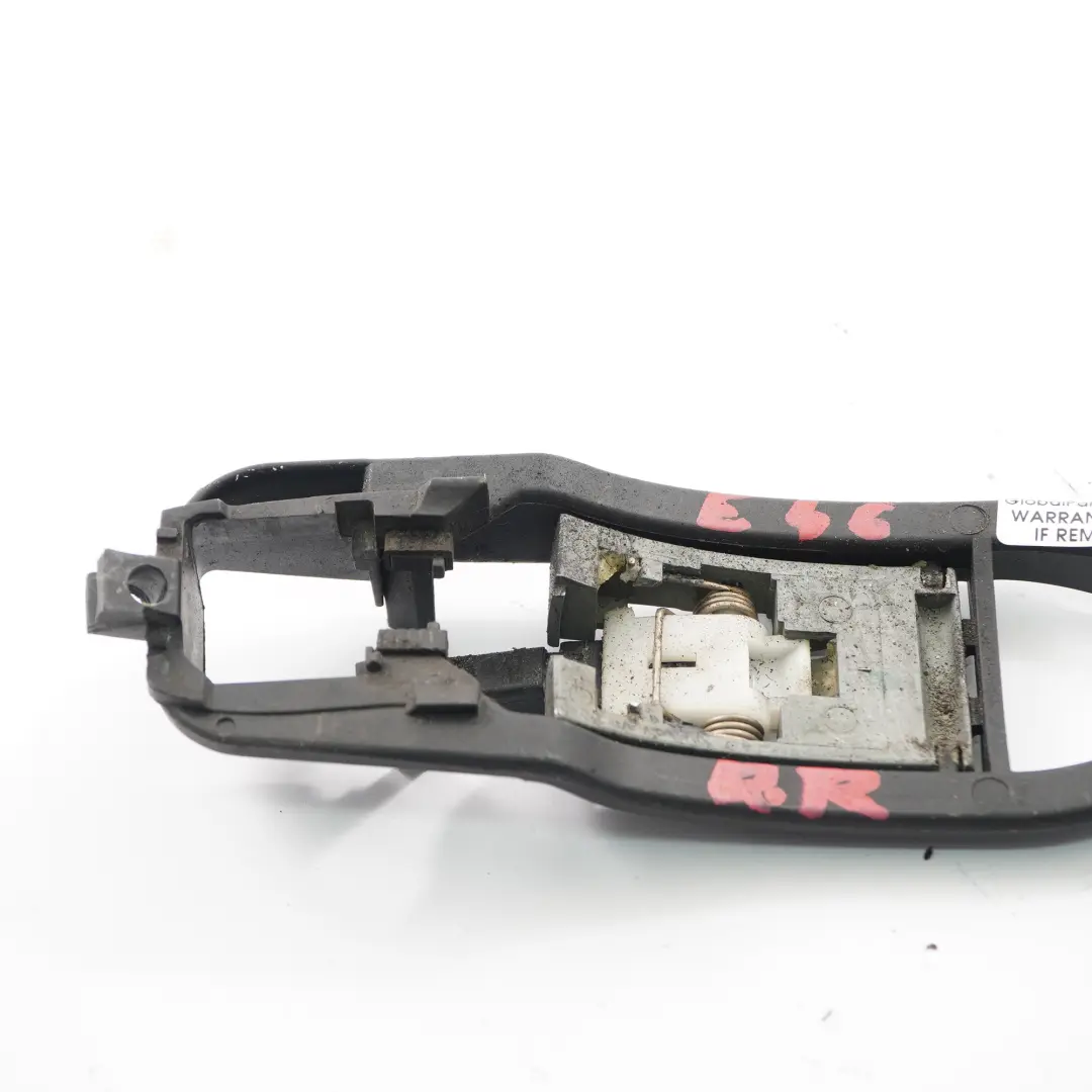 Podstawa Baza Klamki Drzwi Przód Tył Prawa do BMW E46 o numerze 8216122 BMW E46 Podstawa Baza Klamki Drzwi Przód Tył Prawa - SKU 8216122 - Numer Części 8216122