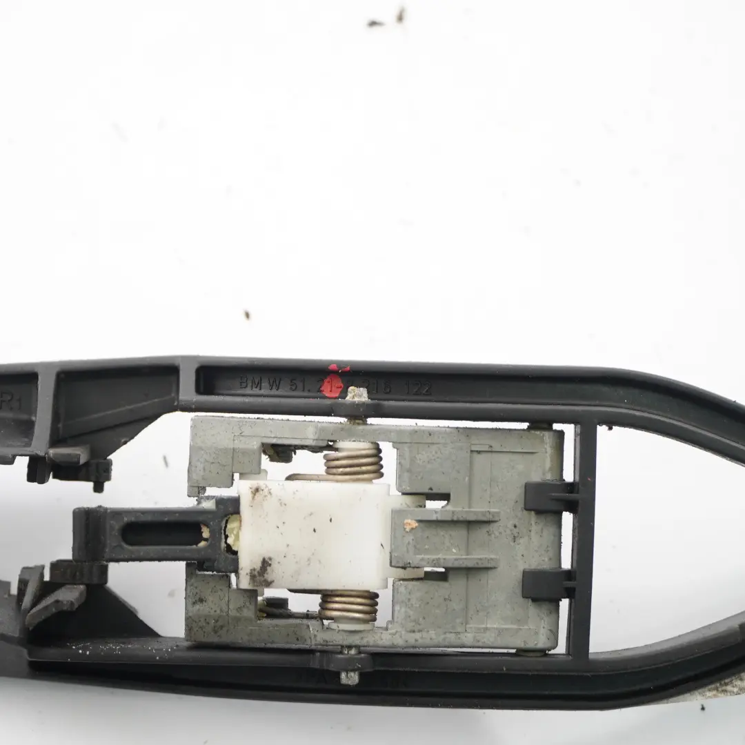 Puerta Manija Base Delantera Trasera Derecha Soporte Cojinete para BMW E46 con número de pieza 8216122 BMW E46 Puerta Manija Base Delantera Trasera Derecha Soporte Cojinete - SKU 8216122 - Número de pieza 8216122