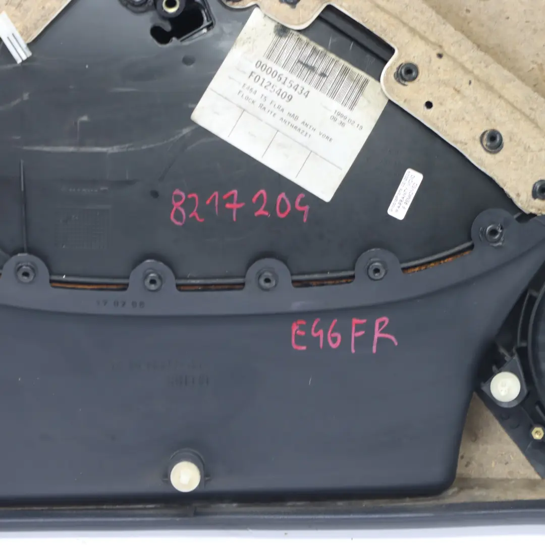 Tarjeta de puerta Delantero Derecho Panel Forro de puerta Tela para BMW E46 con número de pieza 8217204 BMW E46 Tarjeta de puerta Delantero Derecho Panel Forro de puerta Tela - SKU 8217204 - Número de pieza 8217204