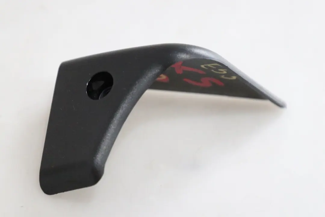 Osłona plastik fotela prawy 8226300 do BMW E53 X5 o numerze 8226408 BMW E53 X5 Osłona plastik fotela prawy 8226300 - SKU 8226408 - Numer Części 8226408