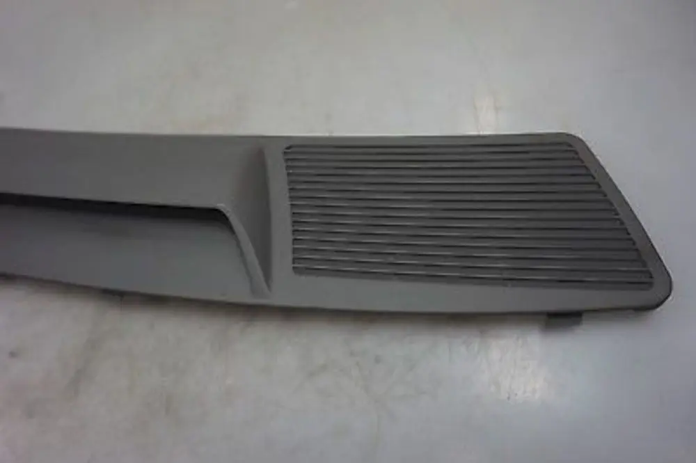 Sfiato Aria Fondo Scomparto Grigio Flanella 8236783 per BMW E65 E66 con numero di parte 7032059 BMW E65 E66 Sfiato Aria Fondo Scomparto Grigio Flanella 8236783 - SKU 8236783-FG - Numero di parte 7032059