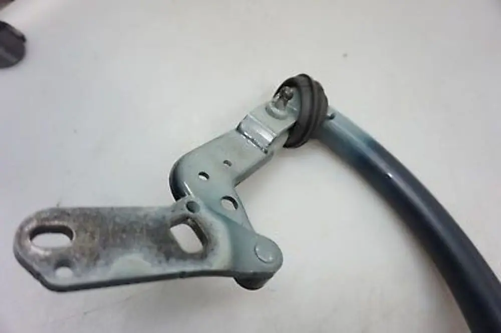 Cardine Portellone Destra Blu Toledo Metallizzato per BMW E65 E66 E67 con numero di parte 8240340 BMW E65 E66 E67 Cardine Portellone Destra Blu Toledo Metallizzato - SKU 8240340-TB1 - Numero di parte 8240340