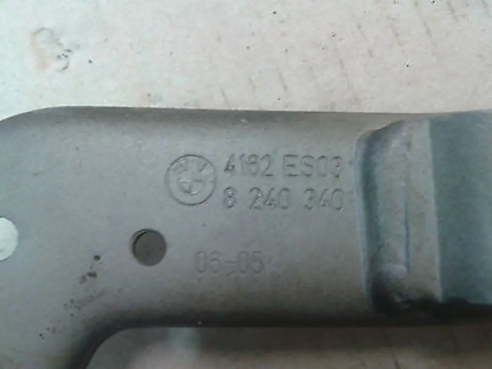 Zawias Klapy Bagażnika Prawy Tył do BMW 7 E65 o numerze 8240340 BMW 7 E65 Zawias Klapy Bagażnika Prawy Tył - SKU 8240340 - Numer Części 8240340