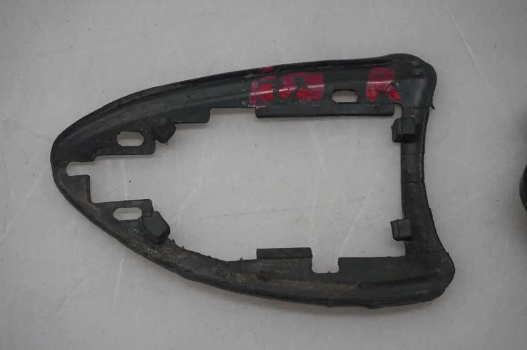 Maniglia esterna destra della porta Guarnizione base 8243630 per BMW X5 E53 con numero di parte 8243632 BMW X5 E53 Maniglia esterna destra della porta Guarnizione base 8243630 - SKU 8243632 - Numero di parte 8243632