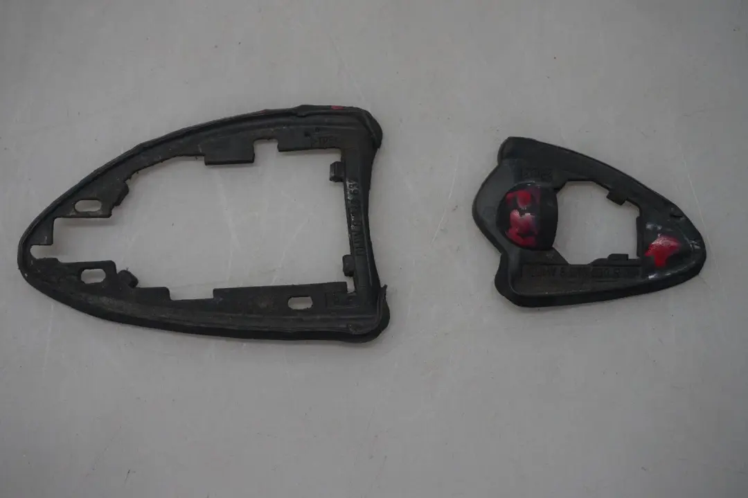 BMW X5 E53 Maniglia esterna destra della porta Guarnizione base 8243630 - SKU 8243632 - Numero di parte 8243632