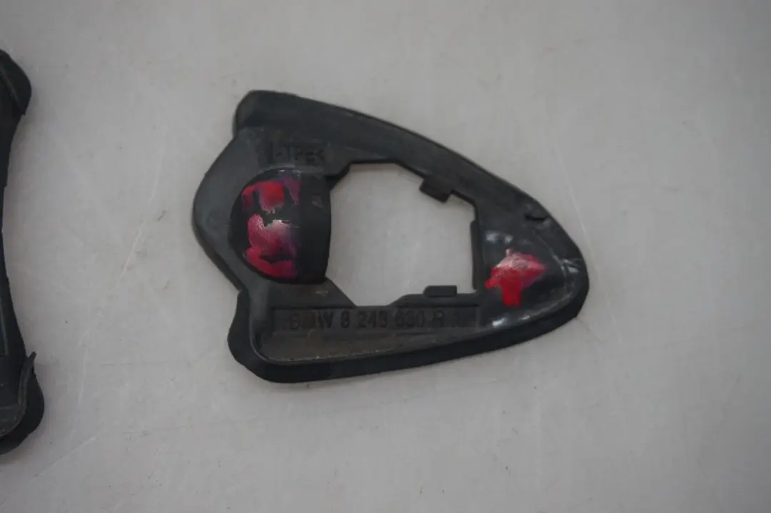 BMW X5 Serie E53 Manija de la puerta exterior derecha Junta Base 8243630 - SKU 8243632 - Número de pieza 8243632
