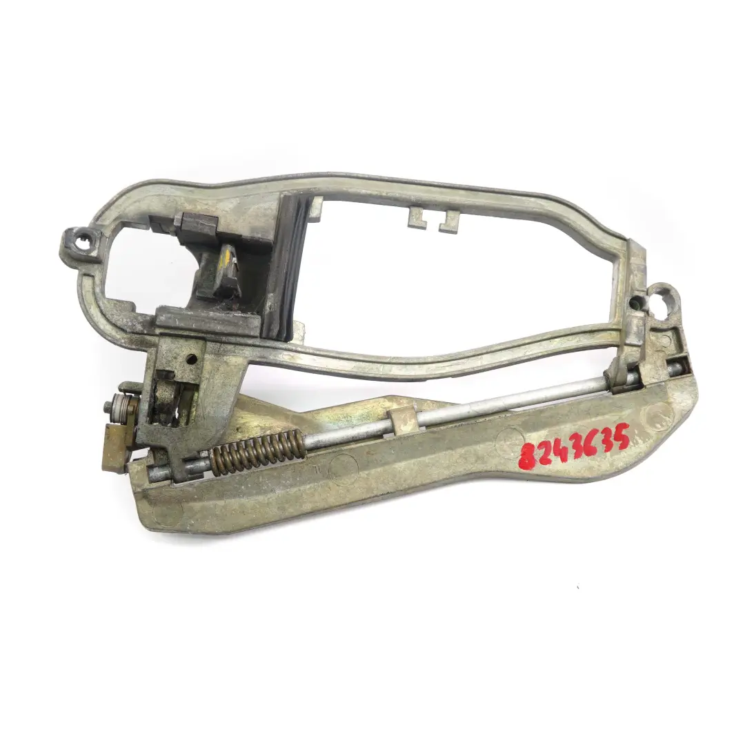 Supporto della Maniglia Esterna Porta Posteriore Sinistra per BMW X5 Series E53 con numero di parte 8243635 BMW X5 Series E53 Supporto della Maniglia Esterna Porta Posteriore Sinistra - SKU 8243635 - Numero di parte 8243635