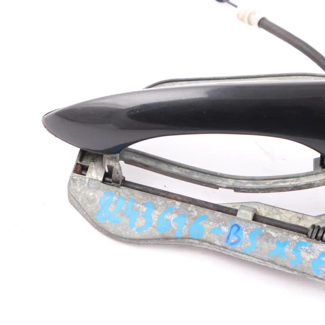 Maniglia Porta Posteriore Destra Esterna Vettore Nero Zaffiro - 475 per BMW X5 E53 con numero di parte 8243636 BMW X5 E53 Maniglia Porta Posteriore Destra Esterna Vettore Nero Zaffiro - 475 - SKU 8243636-BS - Numero di parte 8243636