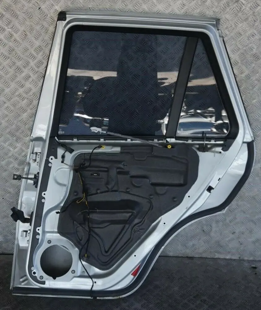 Tür Hinten Rechts Titansilber Titan Silber Metallic - 354 für BMW X5 er E53 mit Teilenummer 8256828 BMW X5 er E53 Tür Hinten Rechts Titansilber Titan Silber Metallic - 354 - SKU 8256828-TS3 - Teilenummer 8256828