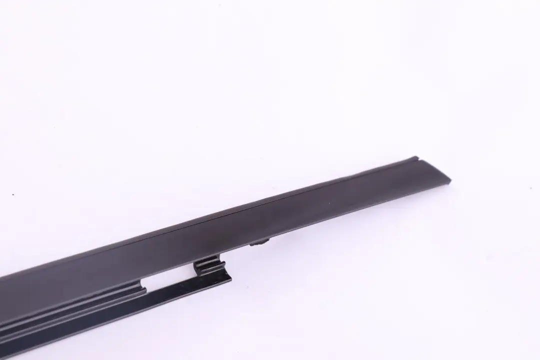 Ventana Superior Marco Tapa Tira Puerta Trasera Izquierda Glanzschwarz para BMW E53 con número de pieza 8257685 BMW E53 Ventana Superior Marco Tapa Tira Puerta Trasera Izquierda Glanzschwarz - SKU 8257685 - Número de pieza 8257685