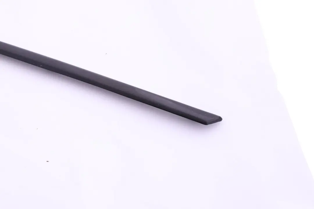 Acabado Ventana Lateral Trasera Derecha Negro Alto Brillo para BMW E53 con número de pieza 8257688 BMW E53 Acabado Ventana Lateral Trasera Derecha Negro Alto Brillo - SKU 8257688 - Número de pieza 8257688