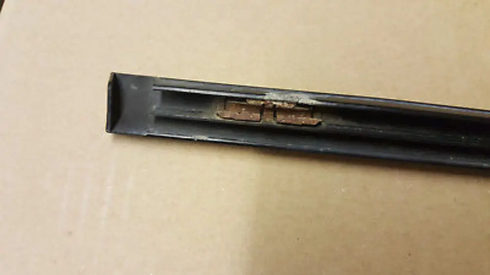 Finisher side window rear right O/S HIGH GLOSS GLANZSCHWARZ to BMW X5 SERIES E53 with Part number 8257936 BMW X5 SERIES E53 Finisher side window rear right O/S HIGH GLOSS GLANZSCHWARZ - SKU 8257936 - Part number 8257936