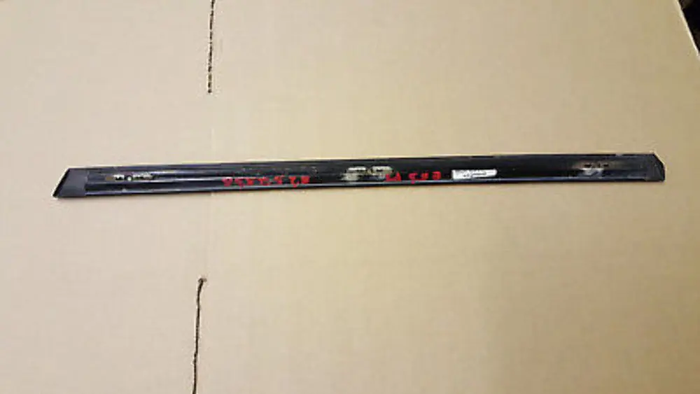 Finisher side window rear right O/S HIGH GLOSS GLANZSCHWARZ to BMW X5 SERIES E53 with Part number 8257936 BMW X5 SERIES E53 Finisher side window rear right O/S HIGH GLOSS GLANZSCHWARZ - SKU 8257936 - Part number 8257936