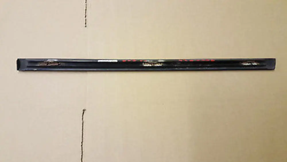 Finisher side window rear right O/S HIGH GLOSS GLANZSCHWARZ to BMW X5 SERIES E53 with Part number 8257936 BMW X5 SERIES E53 Finisher side window rear right O/S HIGH GLOSS GLANZSCHWARZ - SKU 8257936 - Part number 8257936