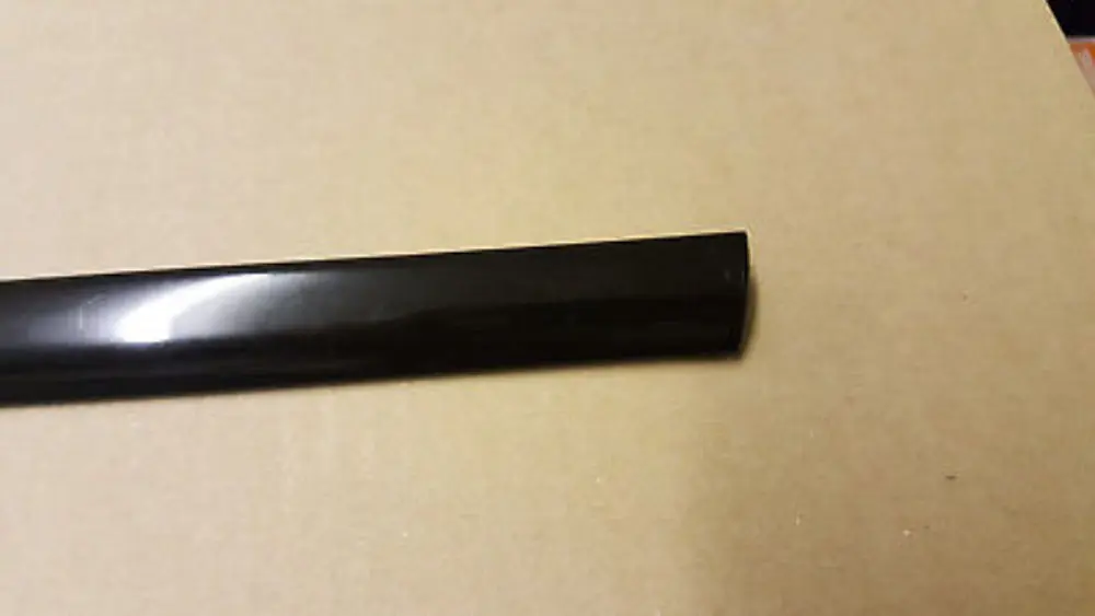 Finisher side window rear right O/S HIGH GLOSS GLANZSCHWARZ to BMW X5 SERIES E53 with Part number 8257936 BMW X5 SERIES E53 Finisher side window rear right O/S HIGH GLOSS GLANZSCHWARZ - SKU 8257936 - Part number 8257936