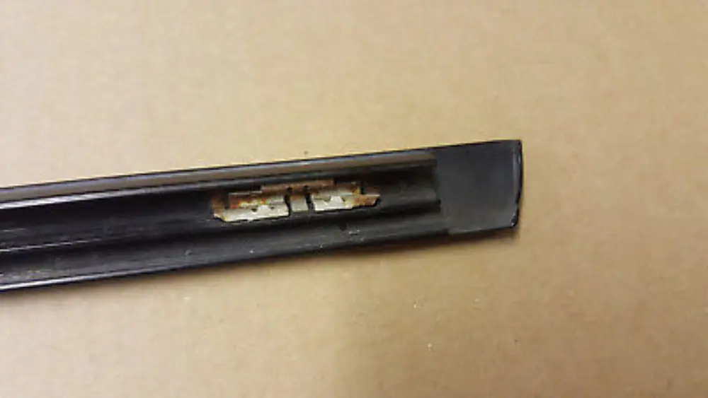 Finisher side window rear right O/S HIGH GLOSS GLANZSCHWARZ to BMW X5 SERIES E53 with Part number 8257936 BMW X5 SERIES E53 Finisher side window rear right O/S HIGH GLOSS GLANZSCHWARZ - SKU 8257936 - Part number 8257936